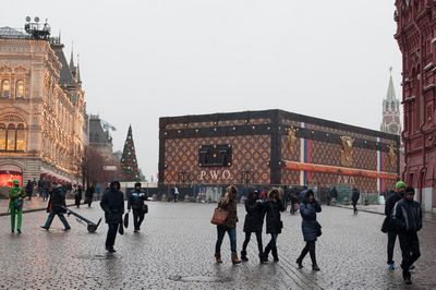 Чемодан louis vuitton на красной площади разглядели из кремля и потребовали убрать злополучный павильон