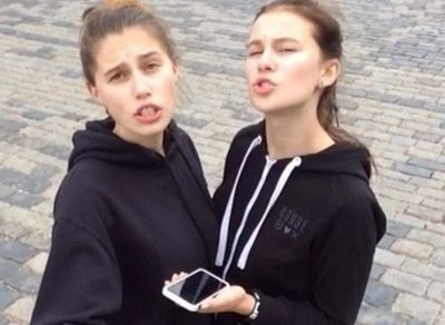 Две выпускницы школы прошли пешком от минска до москвы