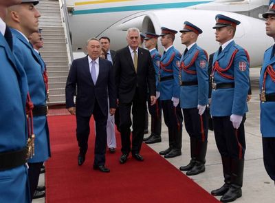 Президент сербии лично встретил нурсултана назарбаева в аэропорту белграда