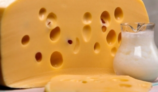 Работники завода в омске купались в молоке и делали из него сыр