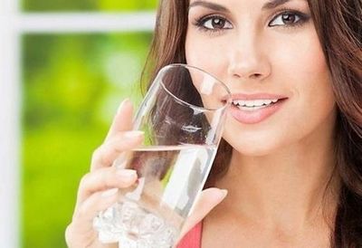 Стоит ли заставлять себя пить 2 литра воды в день?