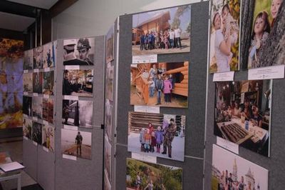 В тюменской областной библиотеке можно увидеть фотографии многодетных семей и простых рабочих