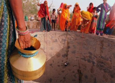«Водяные» поезда спасают жителей индии от засухи