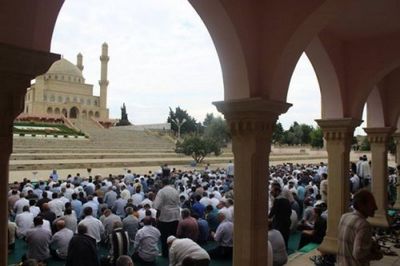 В пятничные дни практически невозможно протолкнуться в мечеть: закавказье за неделю - «общество»